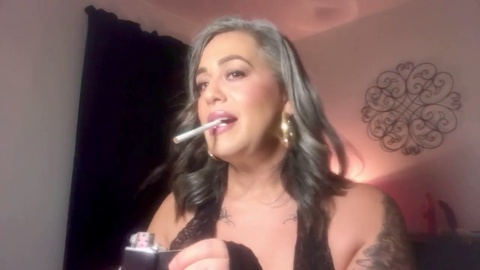 Une cigarette, une milf sexy, fumer